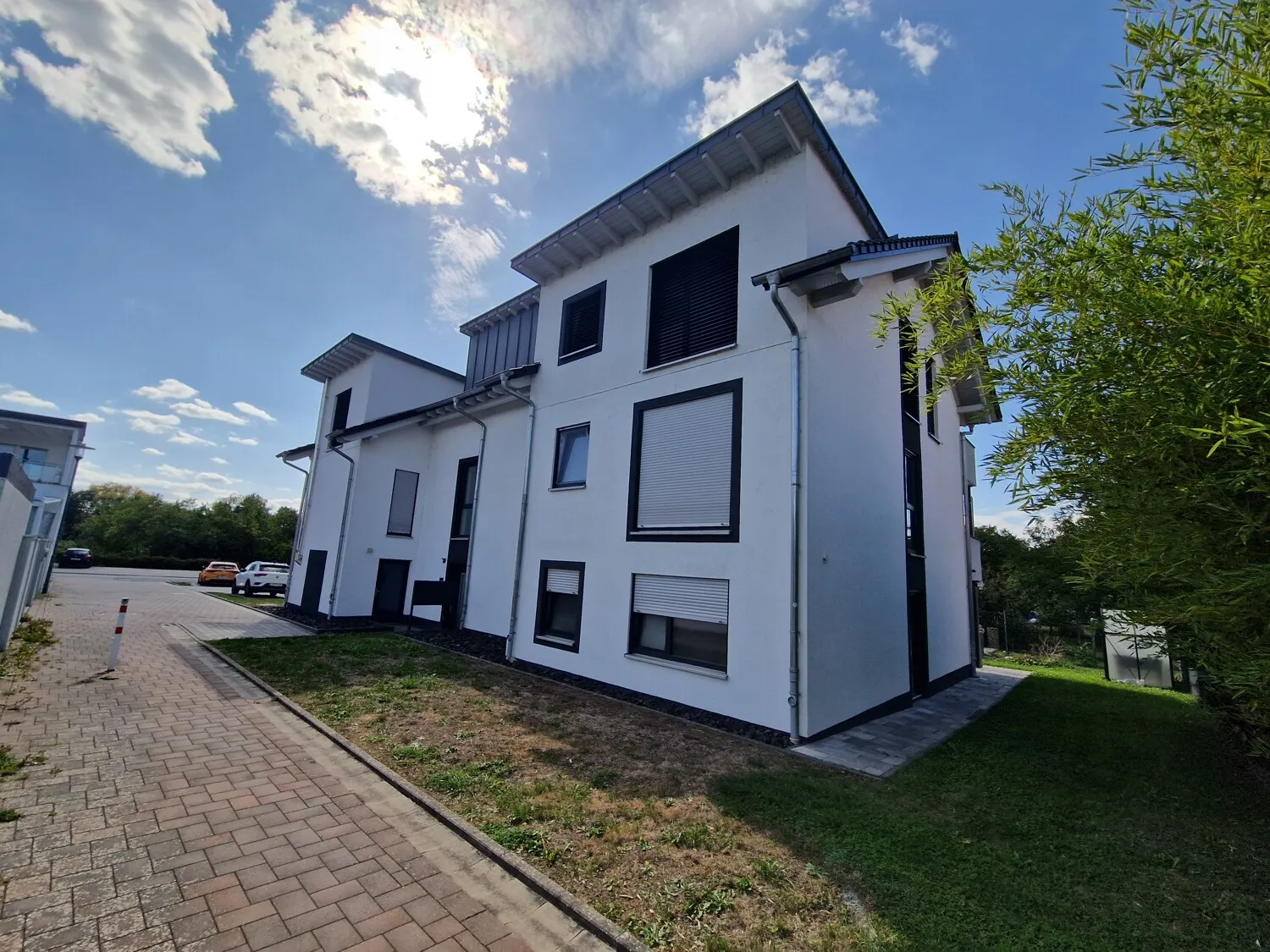 Elz. Großzügige Wohnung mit sonniger Terrasse und eigenem Gartenanteil.