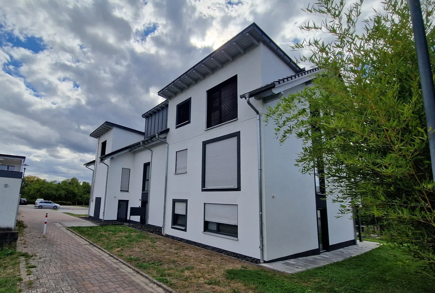 Elz. Lichtdurchflutete Wohnung mit großem Balkon und zwei Stellplätzen. Ideale Anlagemöglichkeit.