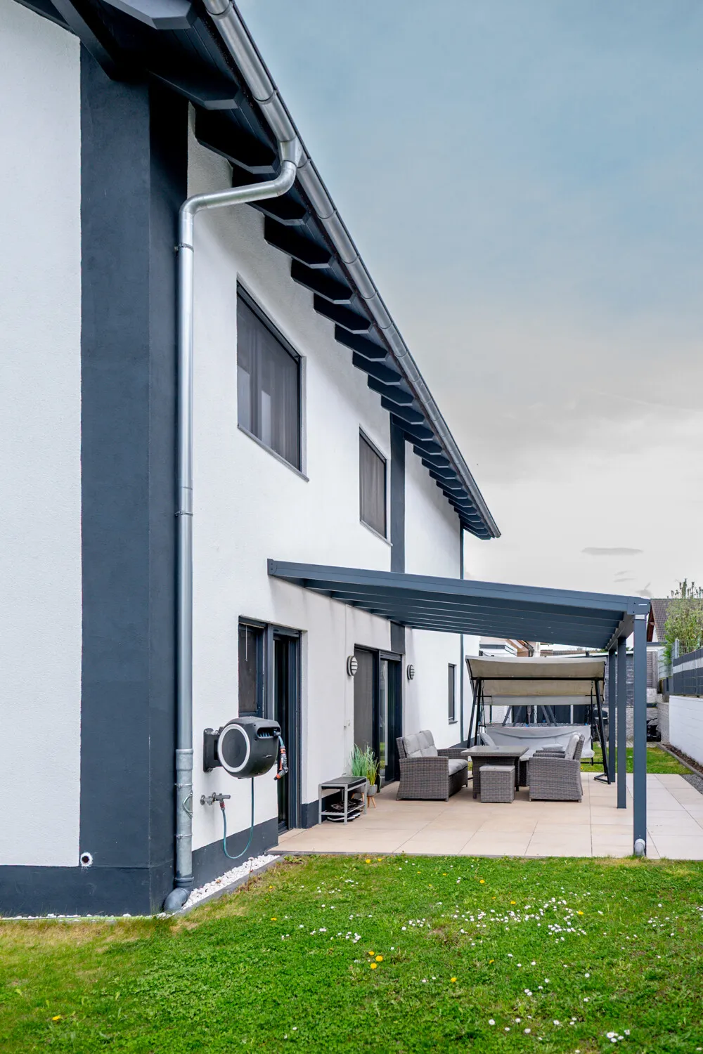 Großzügiges neuwertiges Einfamilienhaus mit Einliegerwohnung mit sehr guter Ausstattung. Aufteilung in 3 WE möglich.
