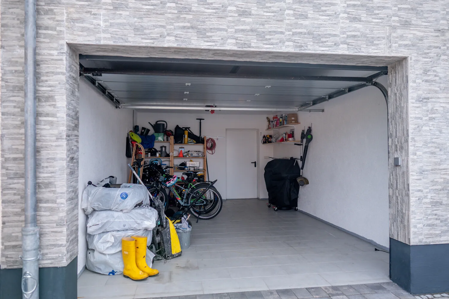 Großzügiges neuwertiges Einfamilienhaus mit Einliegerwohnung mit sehr guter Ausstattung. Aufteilung in 3 WE möglich.