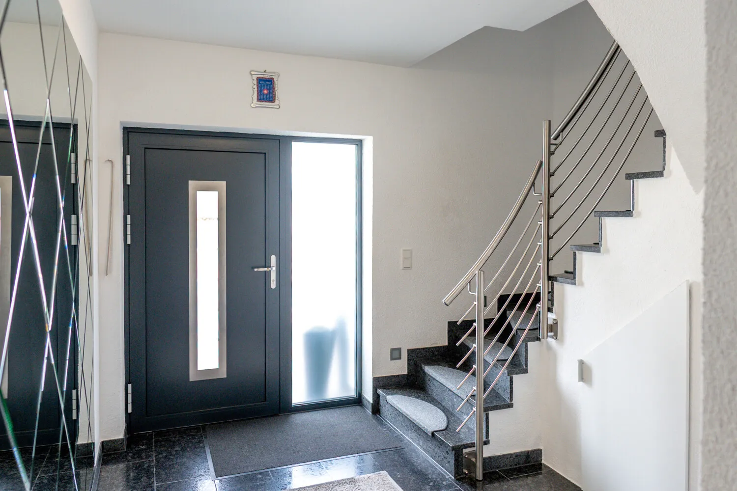 Großzügiges neuwertiges Einfamilienhaus mit Einliegerwohnung mit sehr guter Ausstattung. Aufteilung in 3 WE möglich.