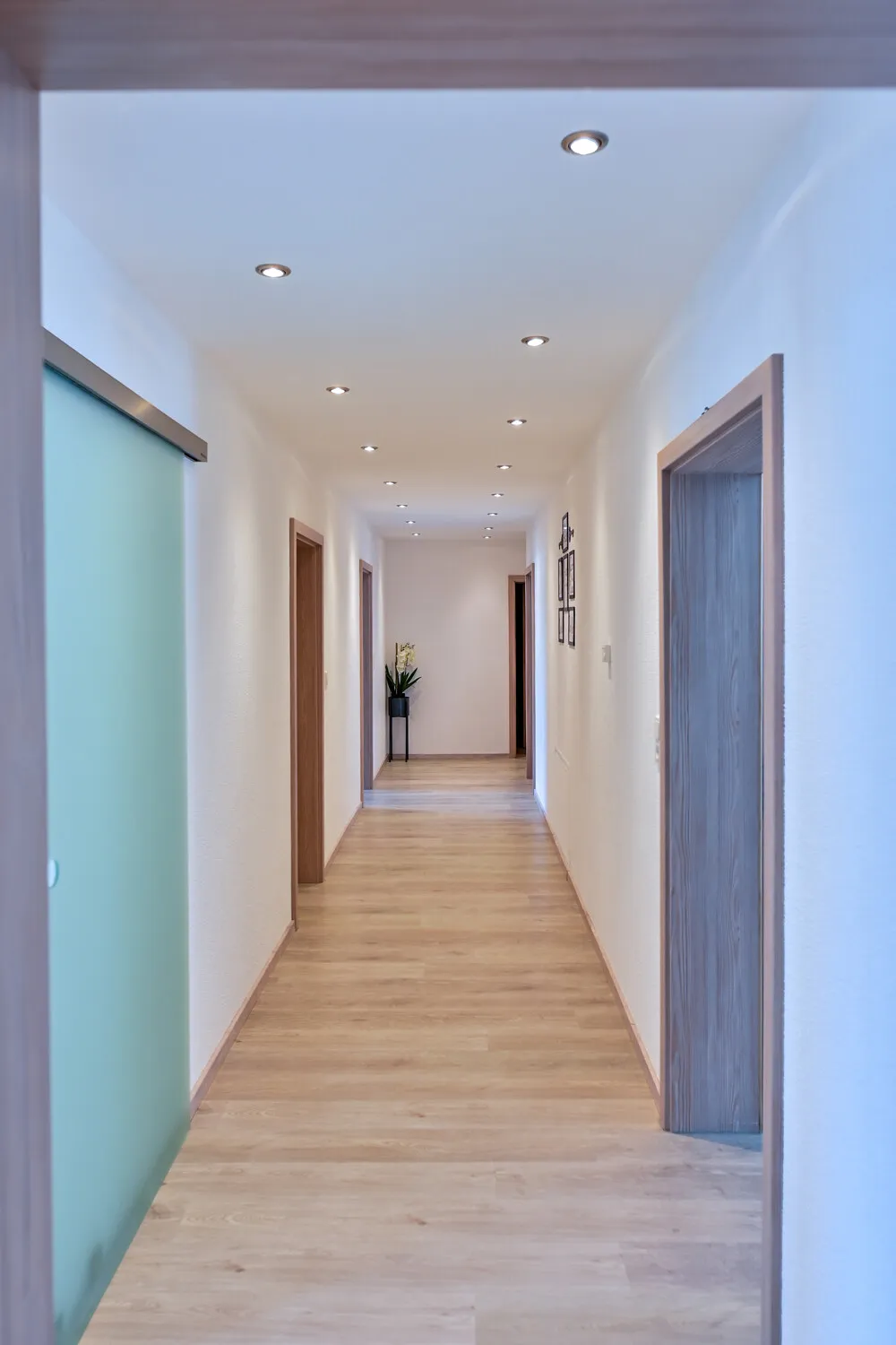 Großzügiges neuwertiges Einfamilienhaus mit Einliegerwohnung mit sehr guter Ausstattung. Aufteilung in 3 WE möglich.