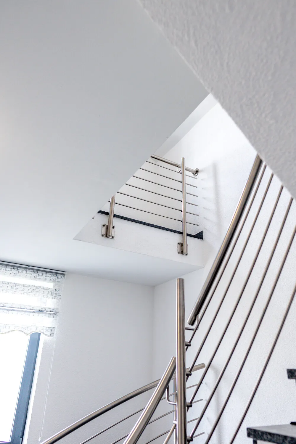 Großzügiges neuwertiges Einfamilienhaus mit Einliegerwohnung mit sehr guter Ausstattung. Aufteilung in 3 WE möglich.