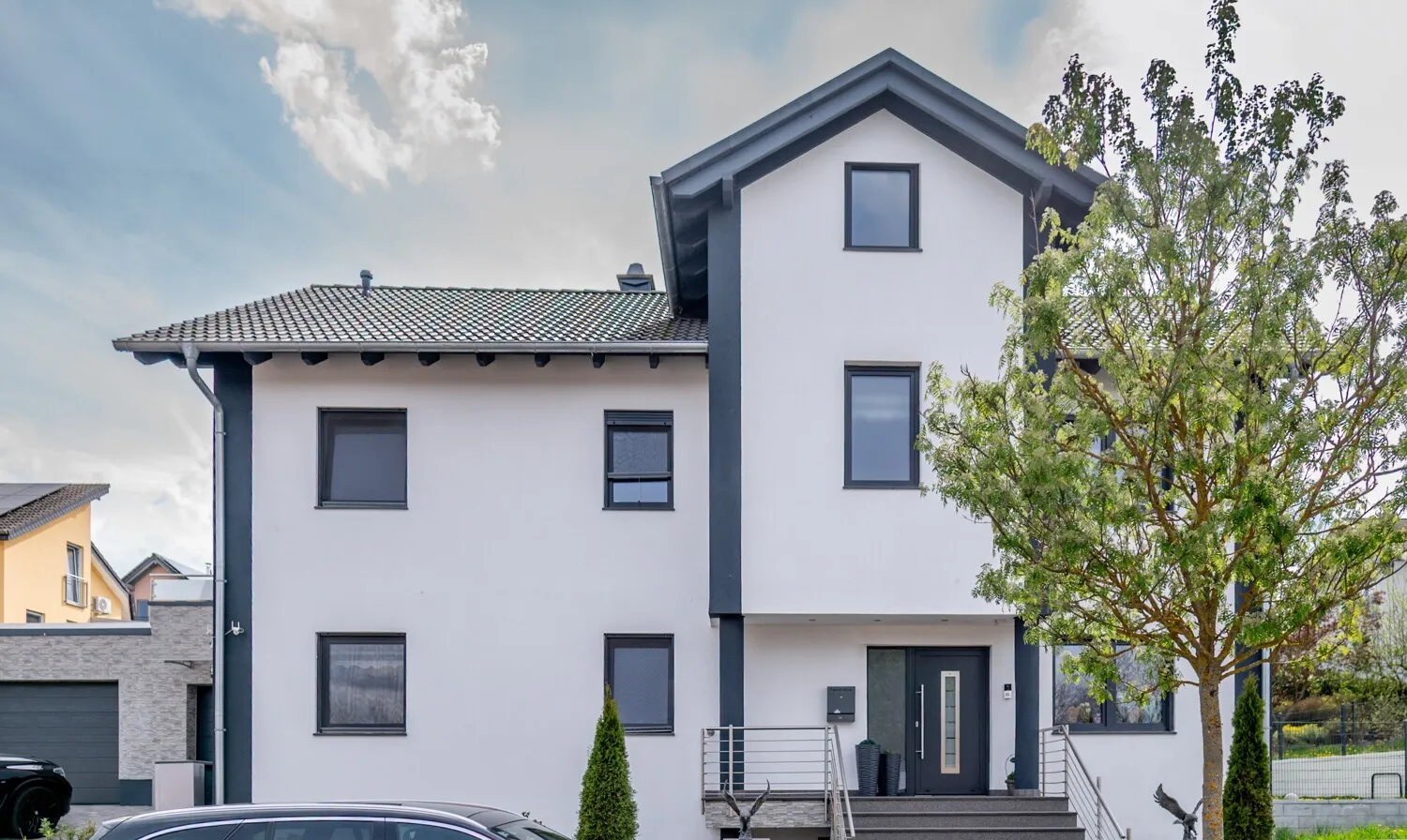 Großzügiges neuwertiges Einfamilienhaus mit Einliegerwohnung mit sehr guter Ausstattung. Aufteilung in 3 WE möglich.