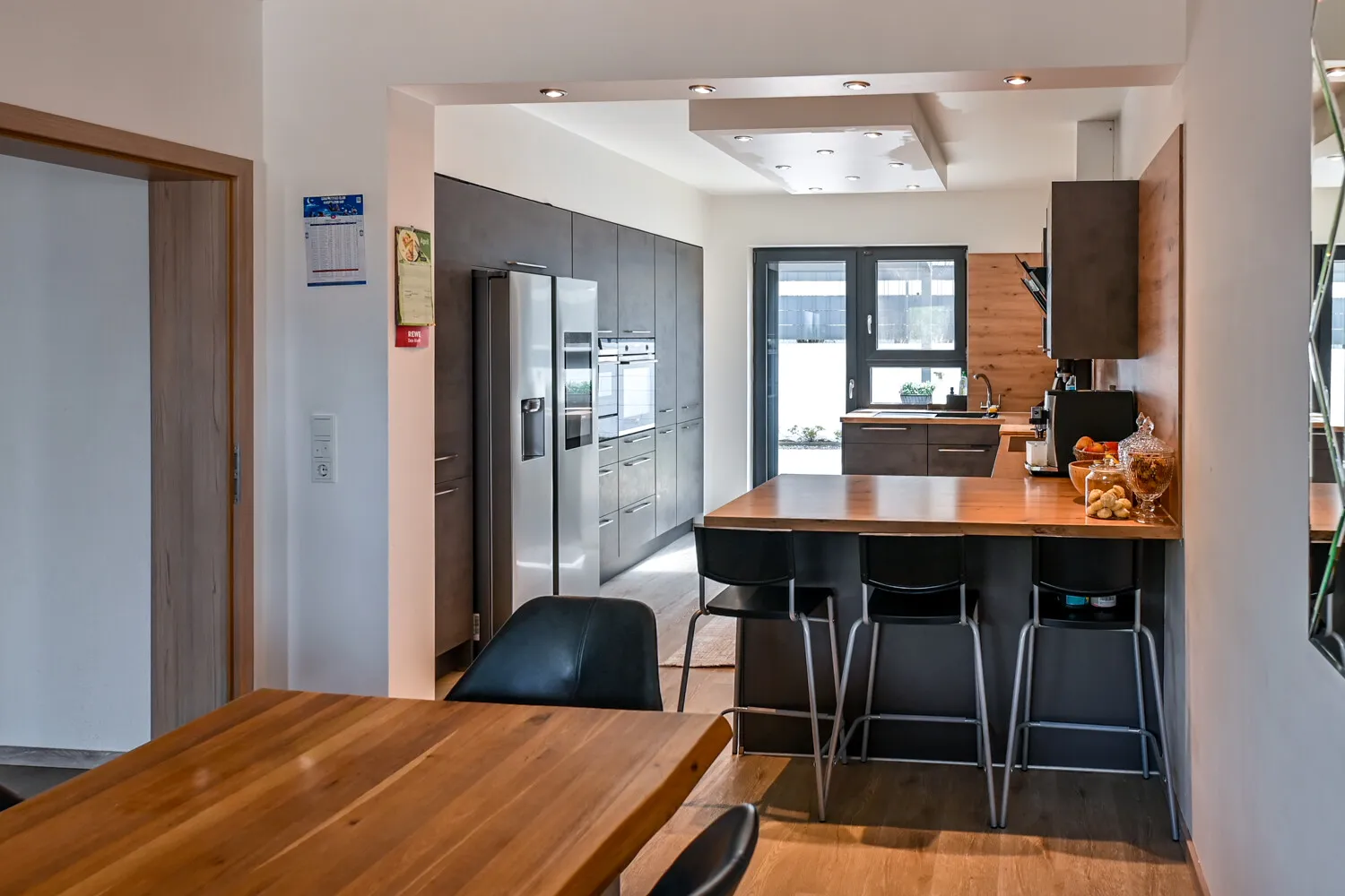 Großzügiges neuwertiges Einfamilienhaus mit Einliegerwohnung mit sehr guter Ausstattung. Aufteilung in 3 WE möglich.