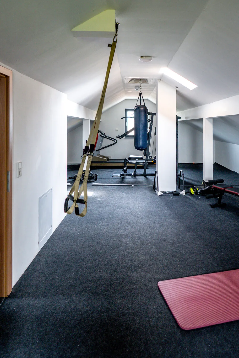 Großzügiges neuwertiges Einfamilienhaus mit Einliegerwohnung mit sehr guter Ausstattung. Aufteilung in 3 WE möglich.
