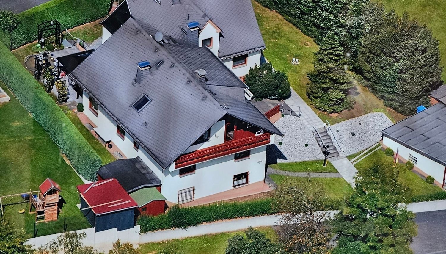 Großzügiges Wohnen in zwei Häusern auf großem Grundstück.