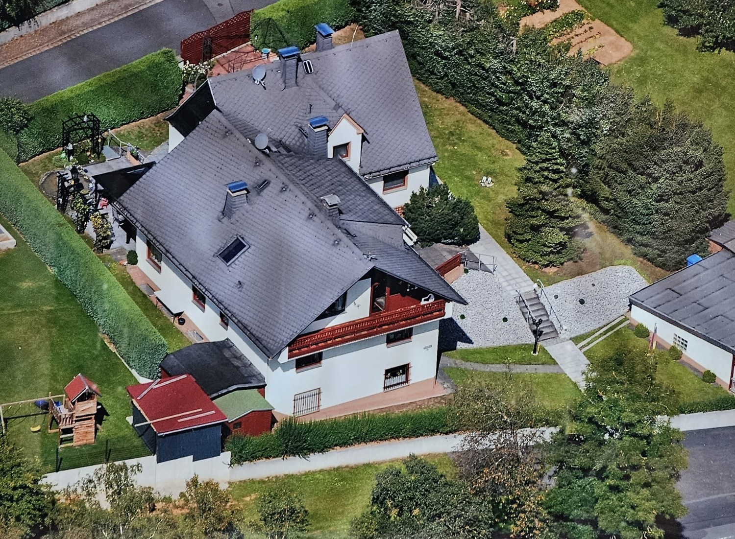 Großzügiges Wohnen in zwei Häusern auf großem Grundstück.