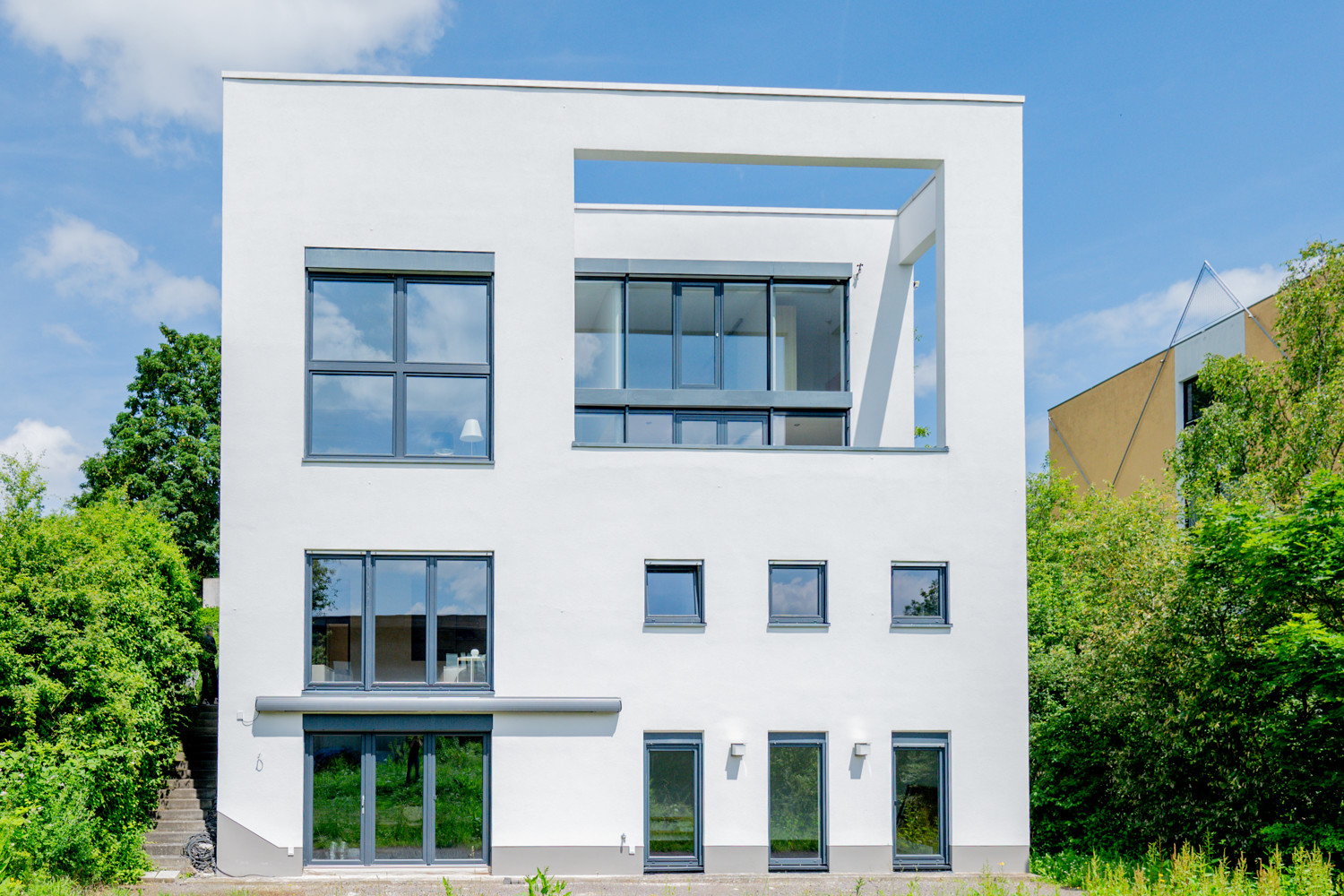 Modernes Stadthaus mit sep. Büro oder 2. Wohnung in bevorzugter Wohnlage.