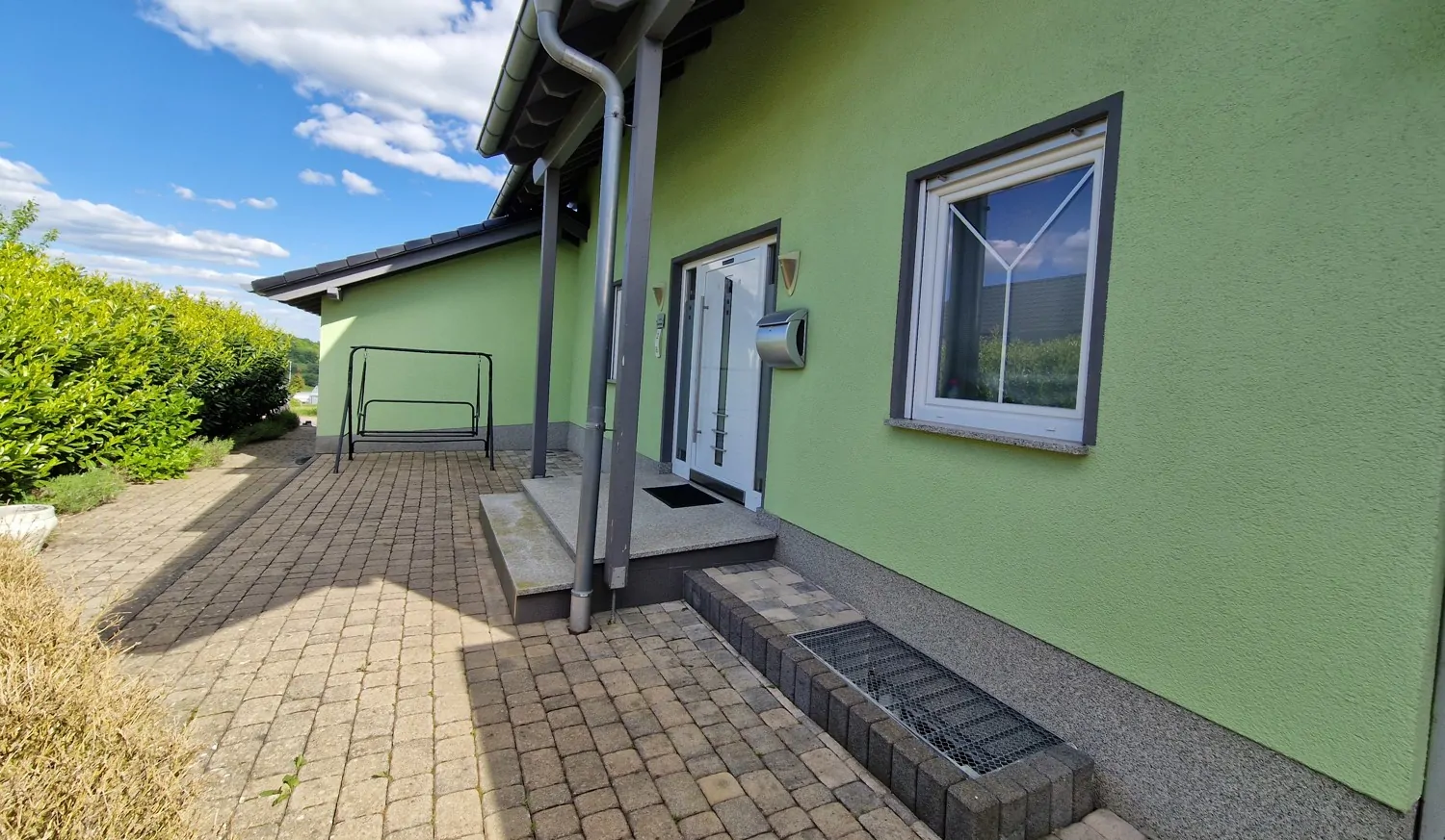 Neuwertiges Einfamilienhaus mit Einliegerwohnung in modernem Wohngebiet.