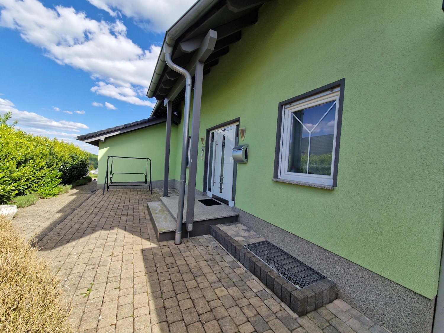 Neuwertiges Einfamilienhaus mit Einliegerwohnung in modernem Wohngebiet.