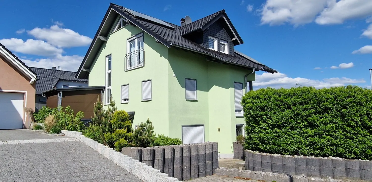 Neuwertiges Einfamilienhaus mit Einliegerwohnung in modernem Wohngebiet.