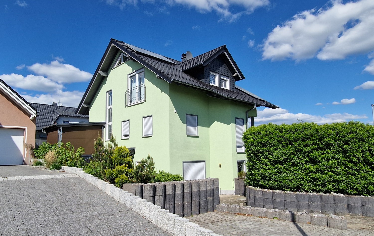 Neuwertiges Einfamilienhaus mit Einliegerwohnung in modernem Wohngebiet.