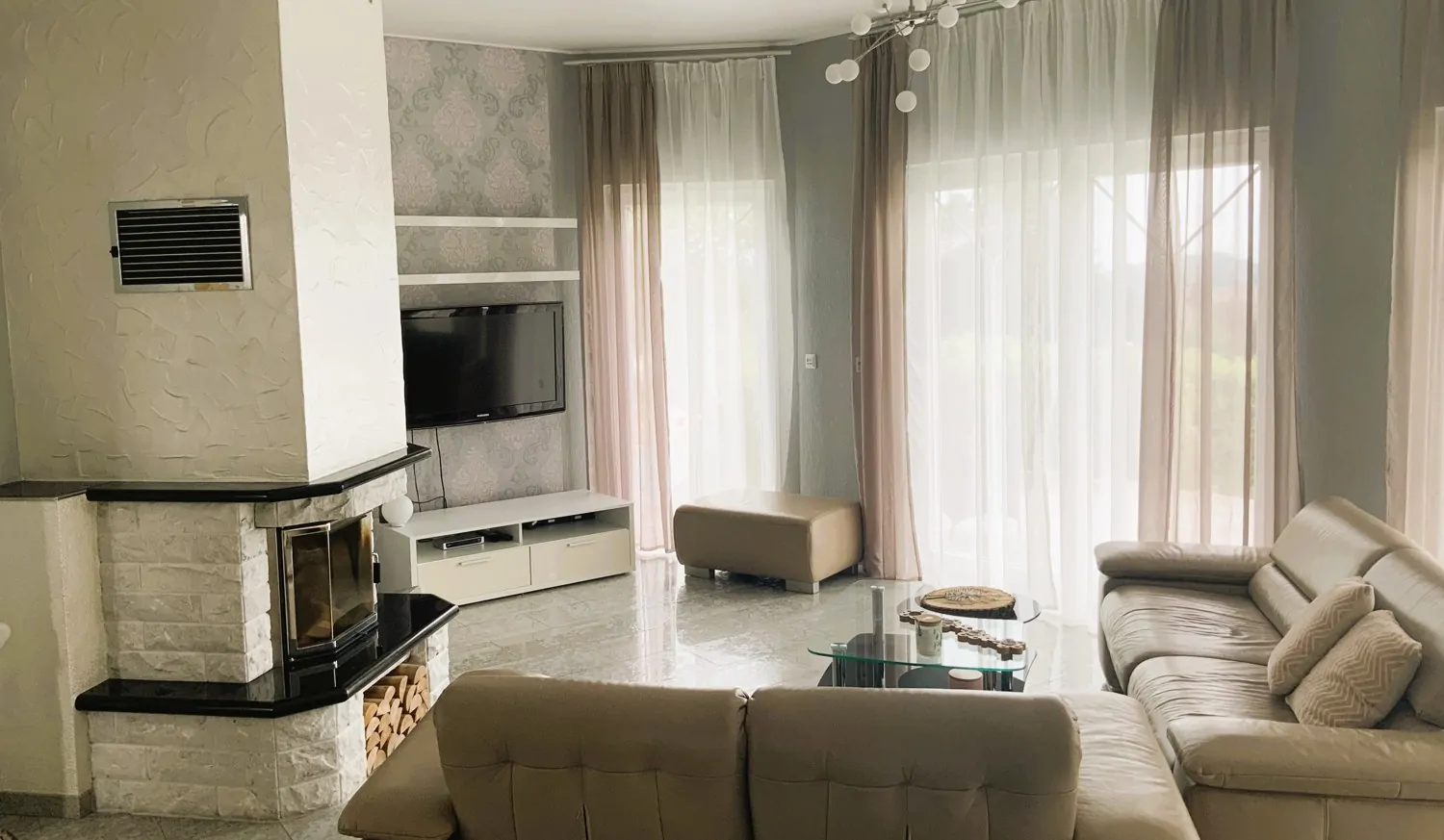 Neuwertiges Einfamilienhaus mit Einliegerwohnung in modernem Wohngebiet.