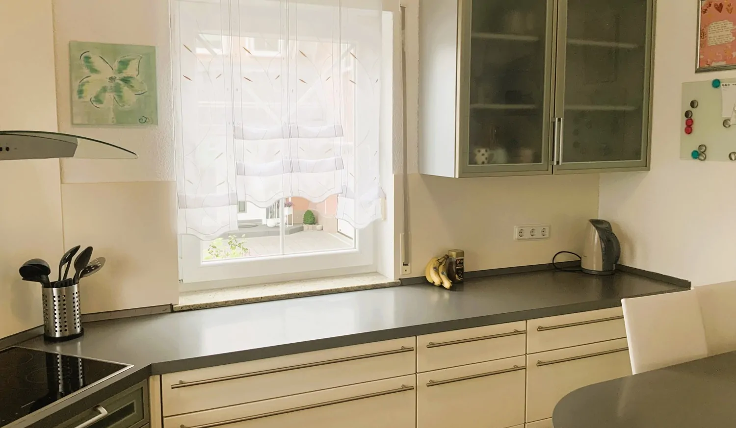 Neuwertiges Einfamilienhaus mit Einliegerwohnung in modernem Wohngebiet.