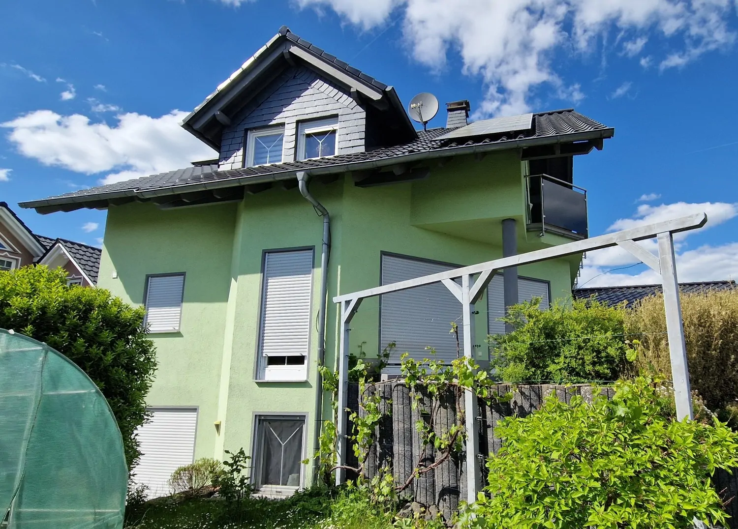 Neuwertiges Einfamilienhaus mit Einliegerwohnung in modernem Wohngebiet.