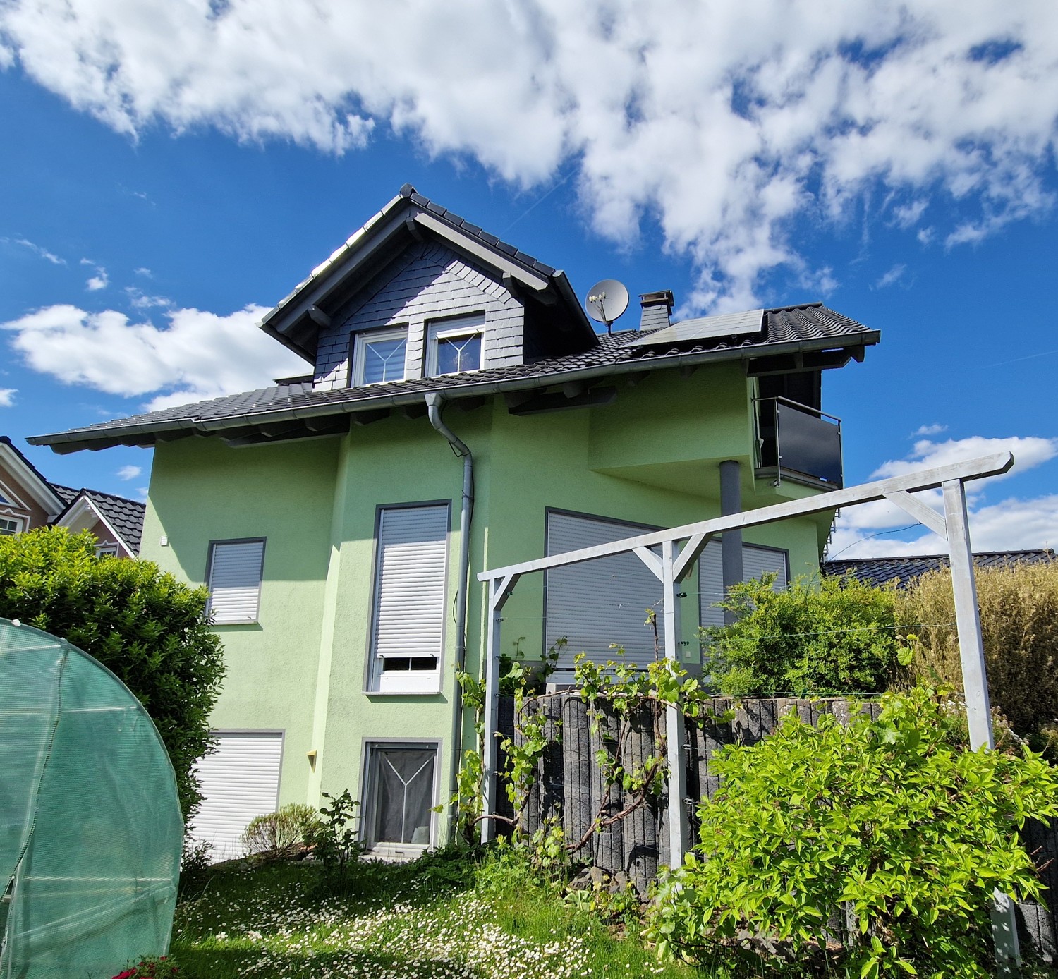 Neuwertiges Einfamilienhaus mit Einliegerwohnung in modernem Wohngebiet.
