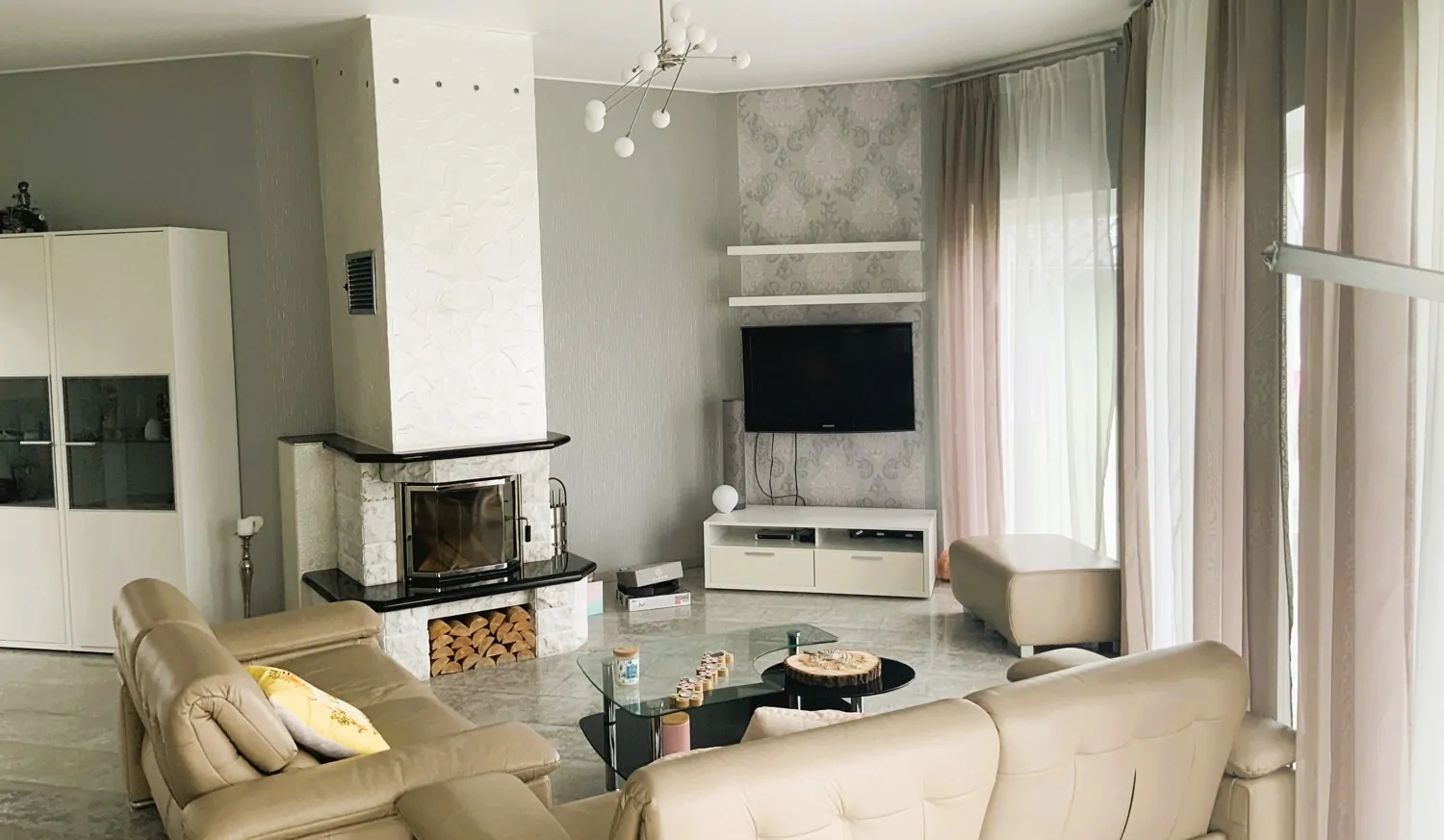 Neuwertiges Einfamilienhaus mit Einliegerwohnung in modernem Wohngebiet.