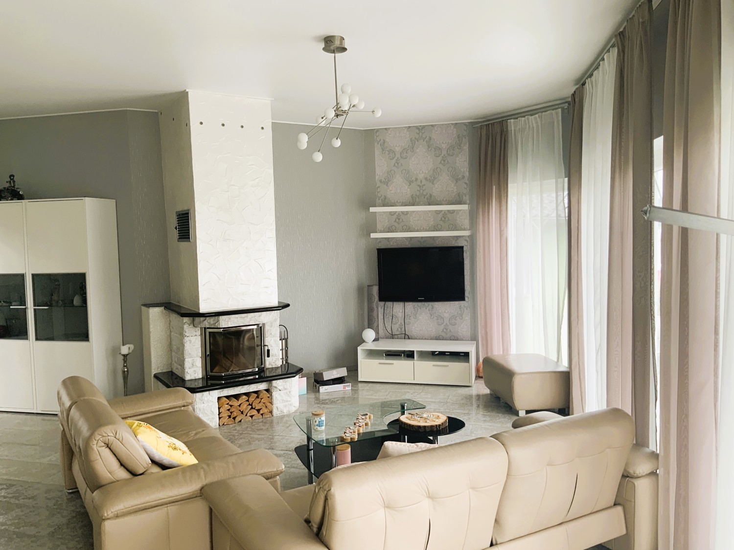 Neuwertiges Einfamilienhaus mit Einliegerwohnung in modernem Wohngebiet.