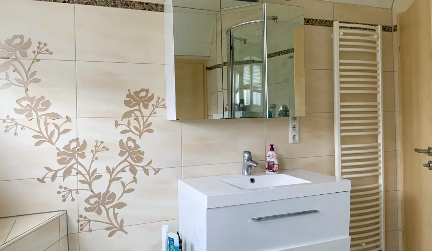 Neuwertiges Einfamilienhaus mit Einliegerwohnung in modernem Wohngebiet.