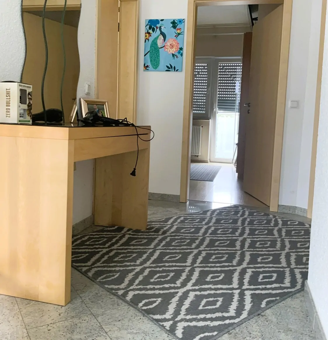 Neuwertiges Einfamilienhaus mit Einliegerwohnung in modernem Wohngebiet.