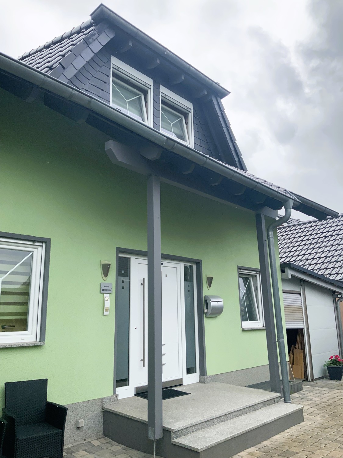 Modernes Einfamilienhaus mit Einliegerwohnung in schöner Umgebung.