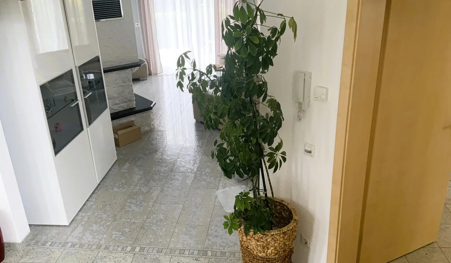 Neuwertiges Einfamilienhaus mit Einliegerwohnung in modernem Wohngebiet.