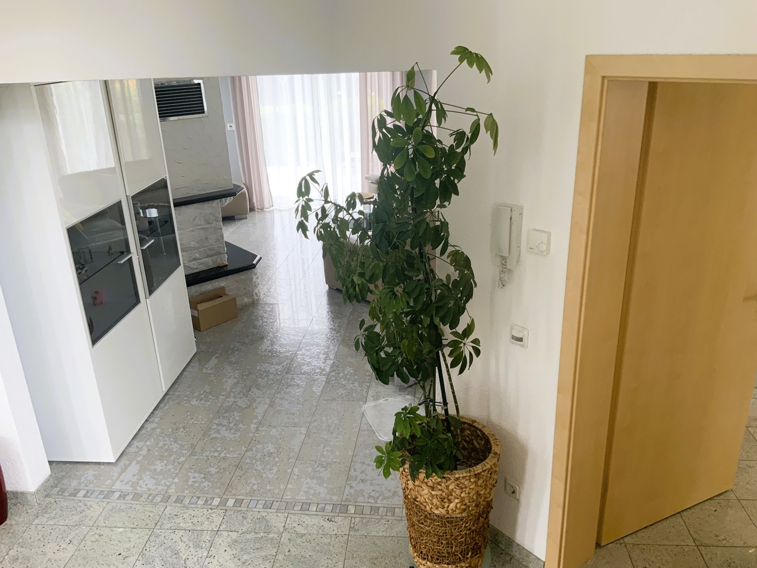 Neuwertiges Einfamilienhaus mit Einliegerwohnung in modernem Wohngebiet.