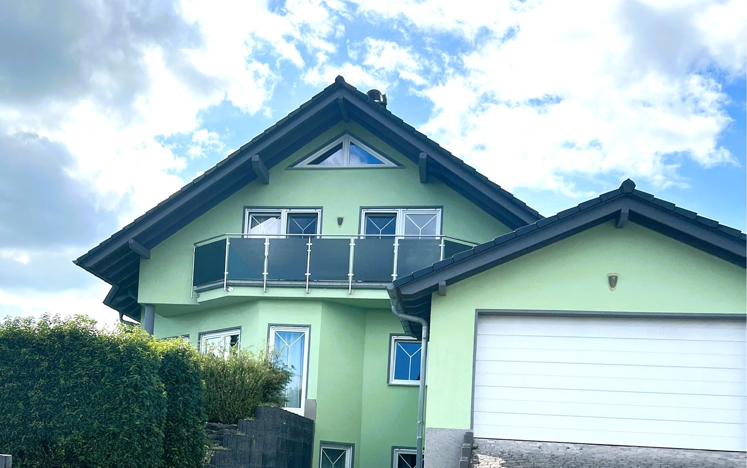 Modernes Einfamilienhaus mit Einliegerwohnung in schöner Umgebung.