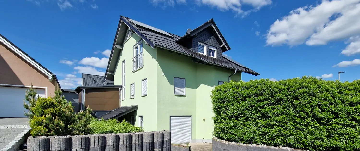 Neuwertiges Einfamilienhaus mit Einliegerwohnung in modernem Wohngebiet.