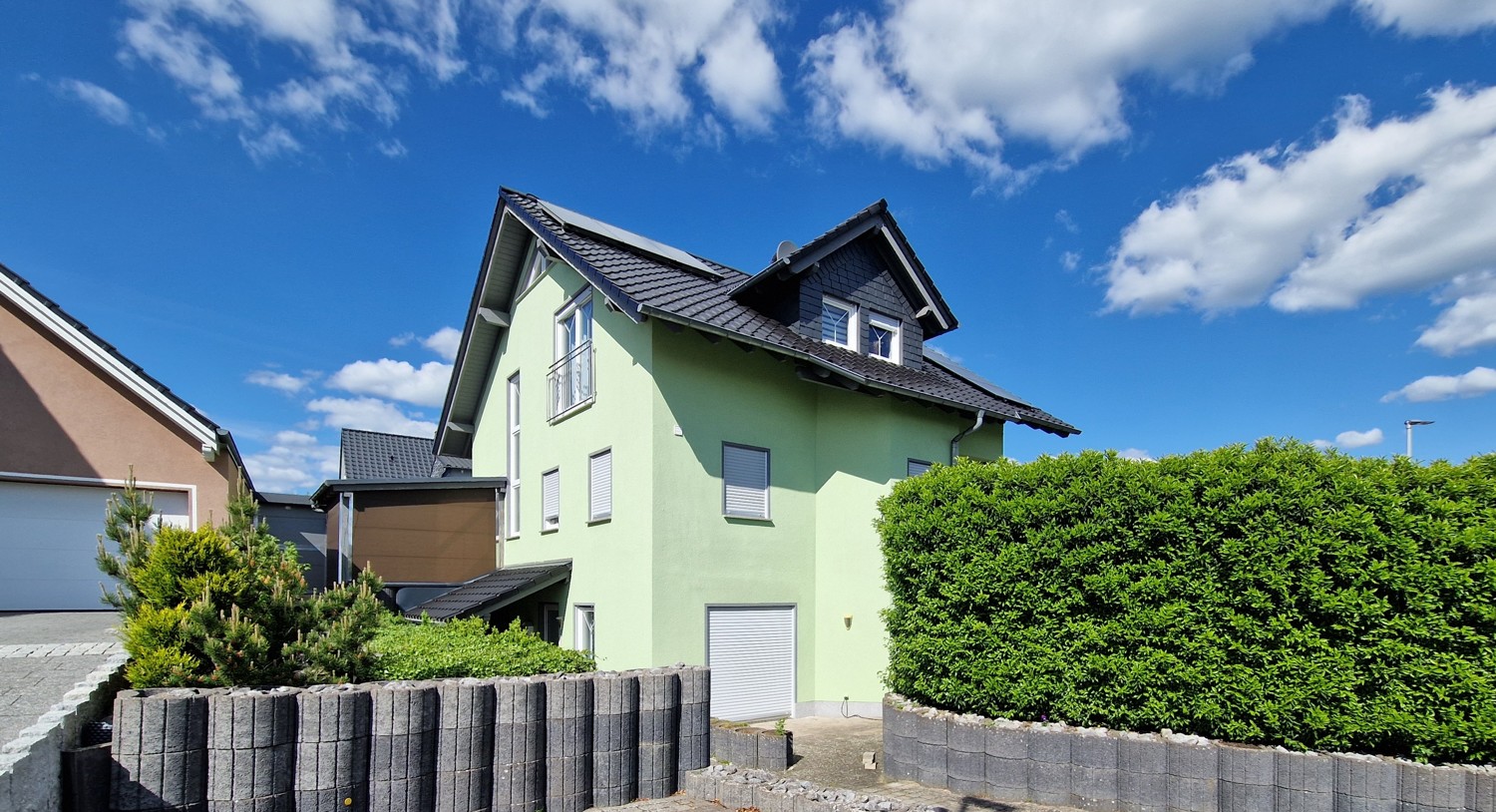 Neuwertiges Einfamilienhaus mit Einliegerwohnung in modernem Wohngebiet.