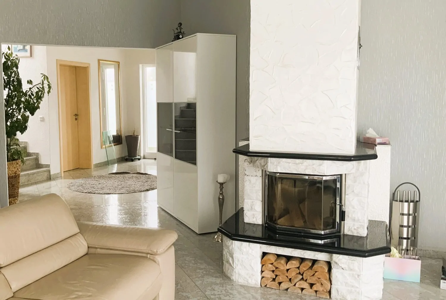 Neuwertiges Einfamilienhaus mit Einliegerwohnung in modernem Wohngebiet.