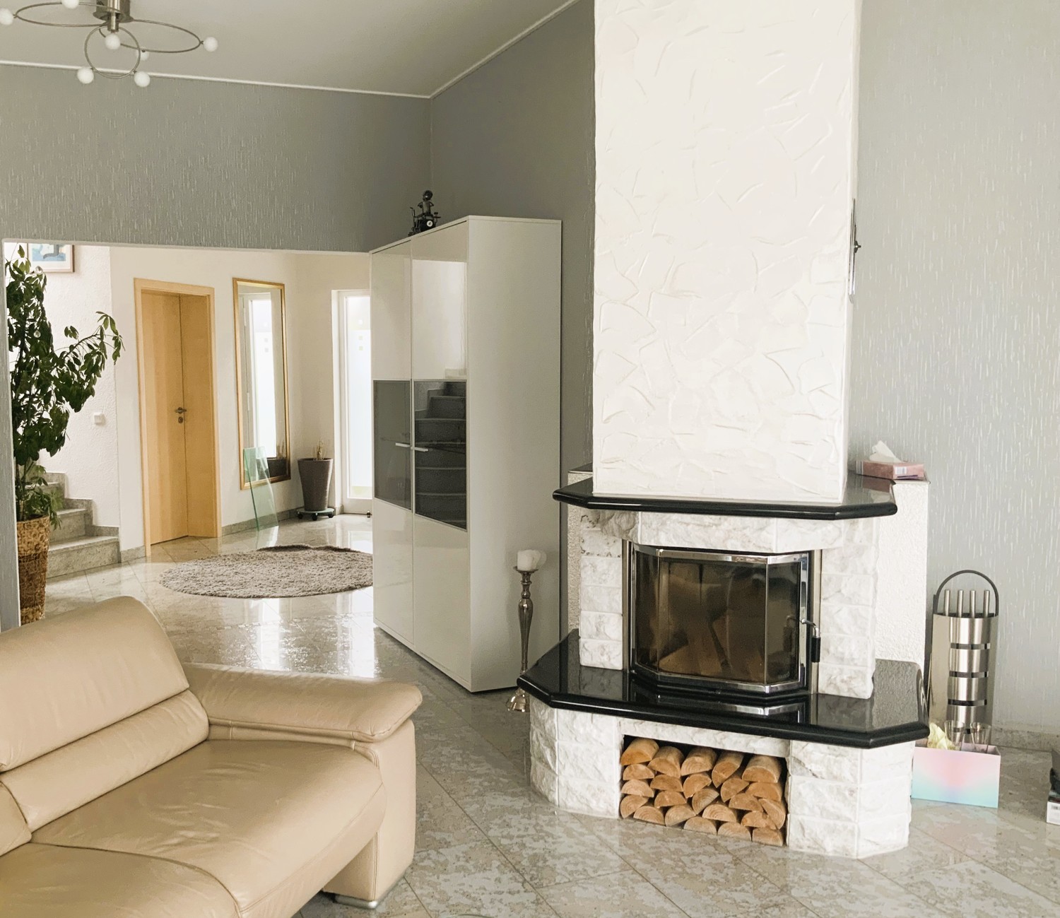 Neuwertiges Einfamilienhaus mit Einliegerwohnung in modernem Wohngebiet.