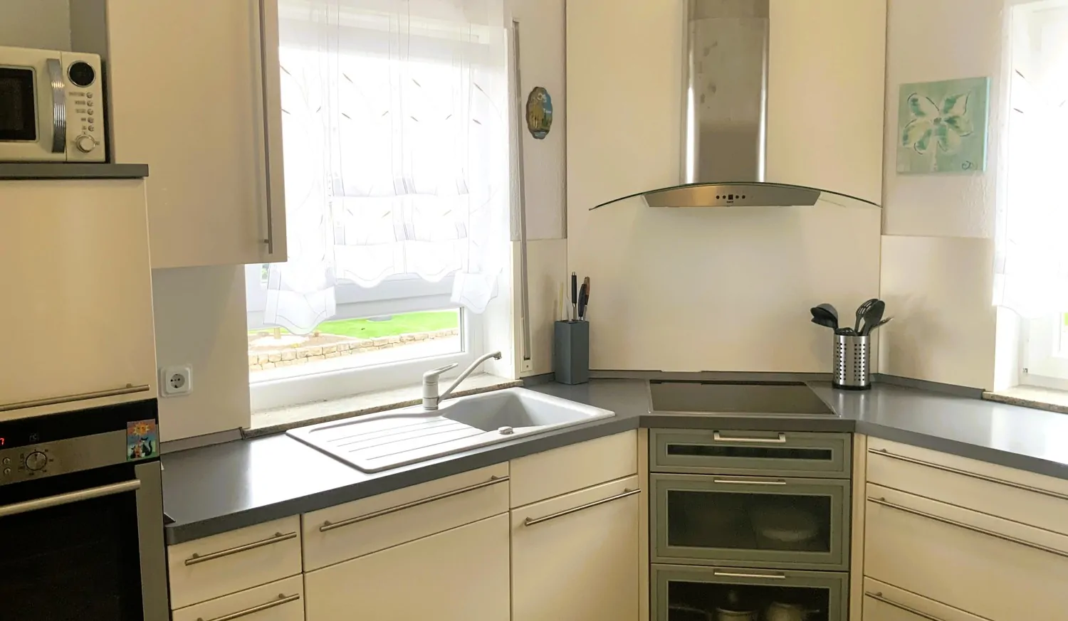 Neuwertiges Einfamilienhaus mit Einliegerwohnung in modernem Wohngebiet.