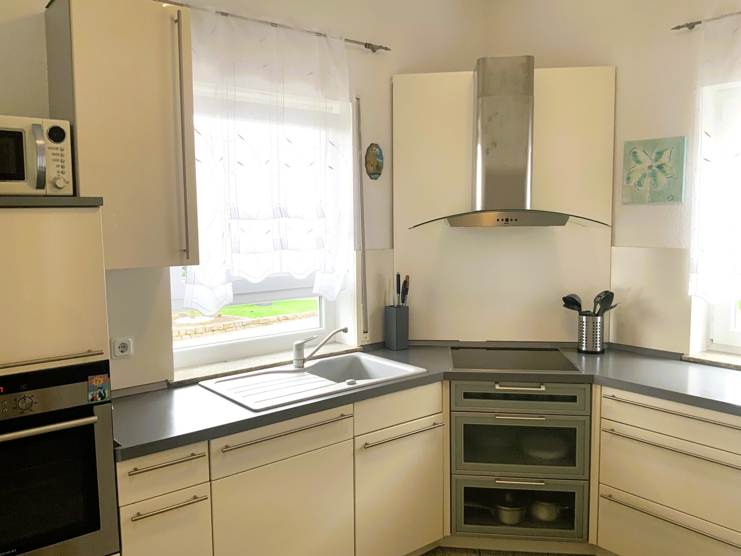 Neuwertiges Einfamilienhaus mit Einliegerwohnung in modernem Wohngebiet.