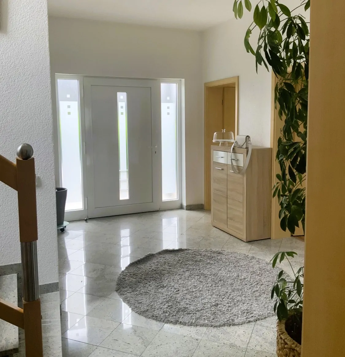 Neuwertiges Einfamilienhaus mit Einliegerwohnung in modernem Wohngebiet.