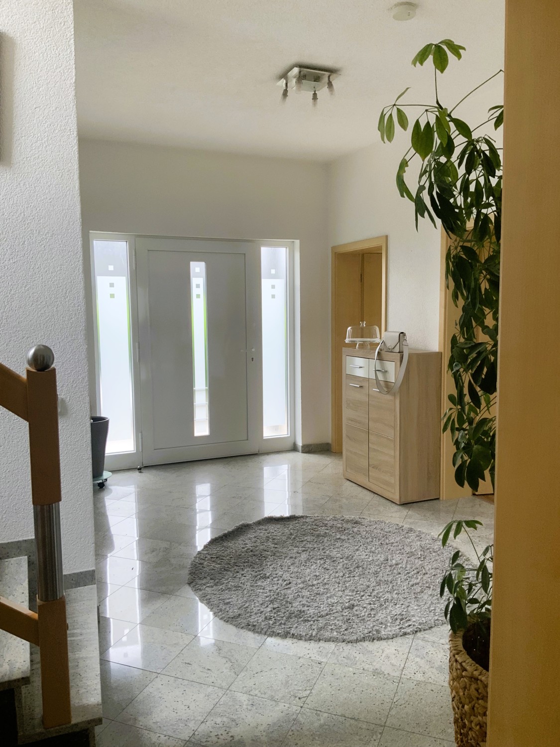 Neuwertiges Einfamilienhaus mit Einliegerwohnung in modernem Wohngebiet.