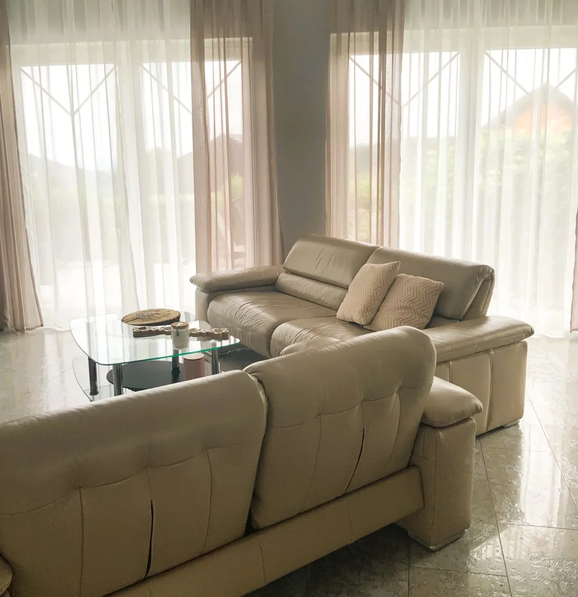 Neuwertiges Einfamilienhaus mit Einliegerwohnung in modernem Wohngebiet.