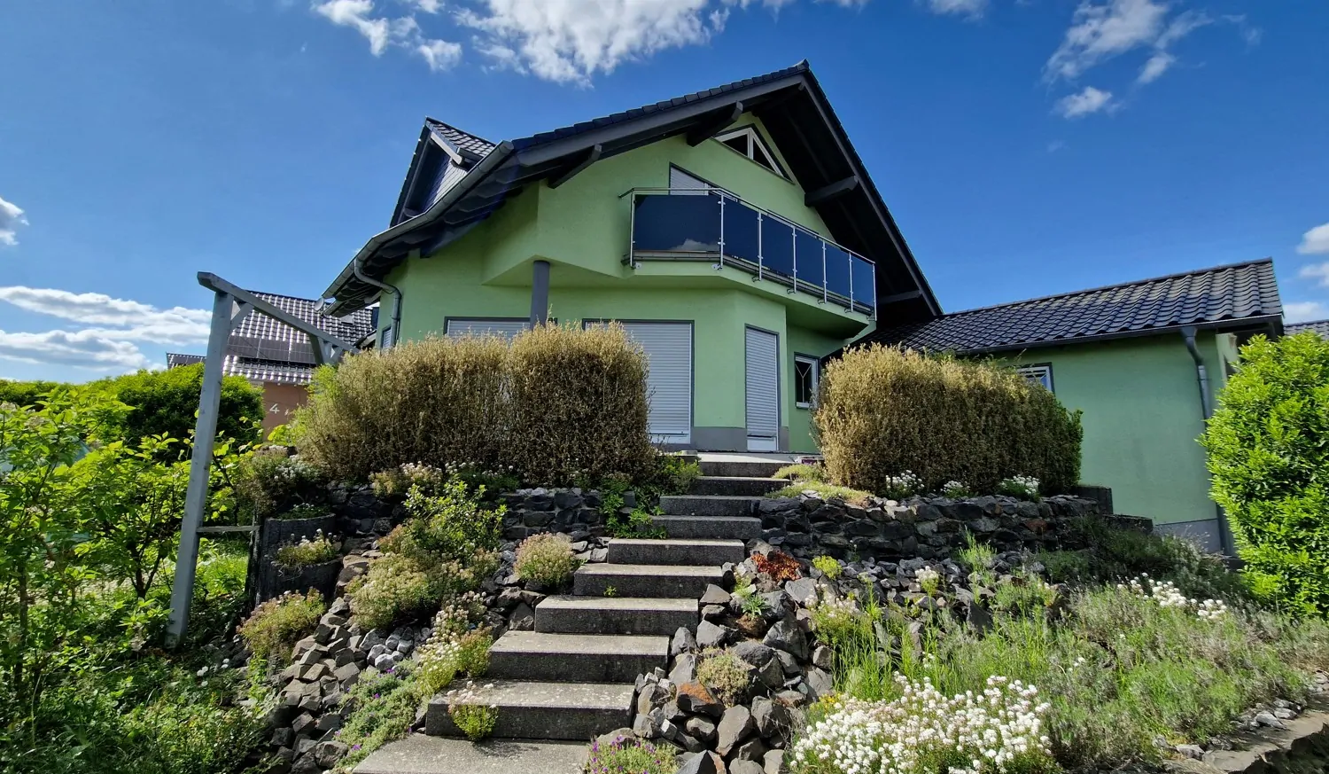 Neuwertiges Einfamilienhaus mit Einliegerwohnung in modernem Wohngebiet.