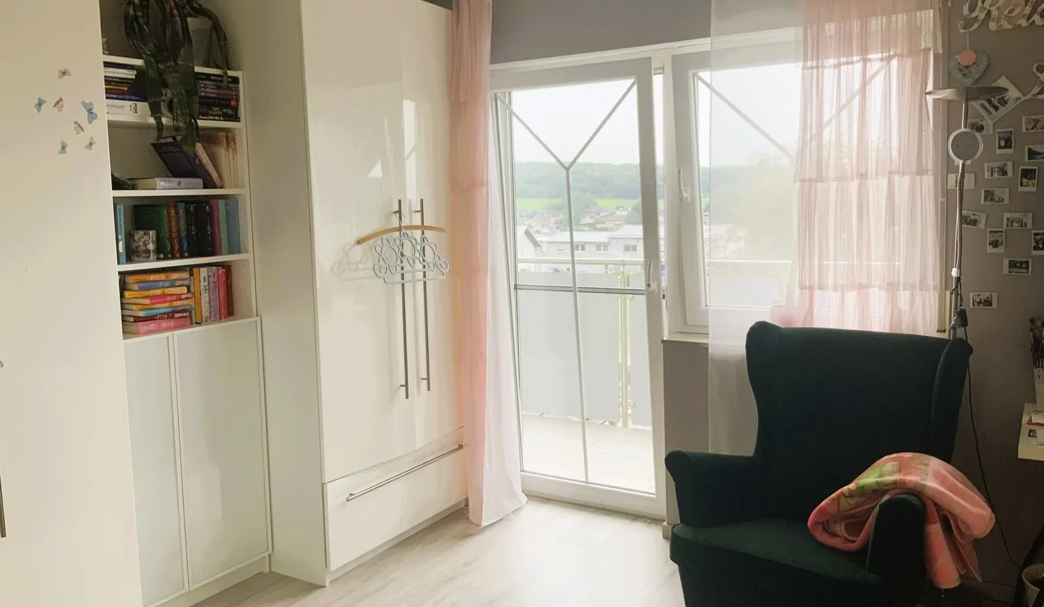 Neuwertiges Einfamilienhaus mit Einliegerwohnung in modernem Wohngebiet.