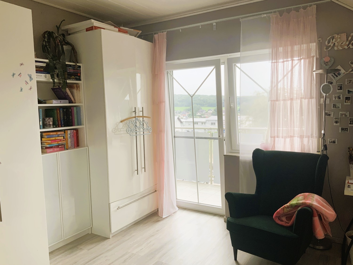 Neuwertiges Einfamilienhaus mit Einliegerwohnung in modernem Wohngebiet.