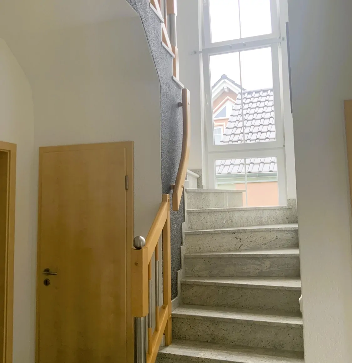 Neuwertiges Einfamilienhaus mit Einliegerwohnung in modernem Wohngebiet.