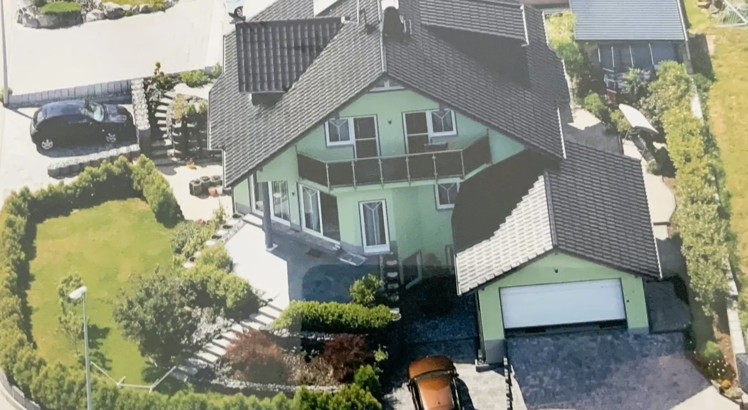 Neuwertiges Einfamilienhaus mit Einliegerwohnung in modernem Wohngebiet.