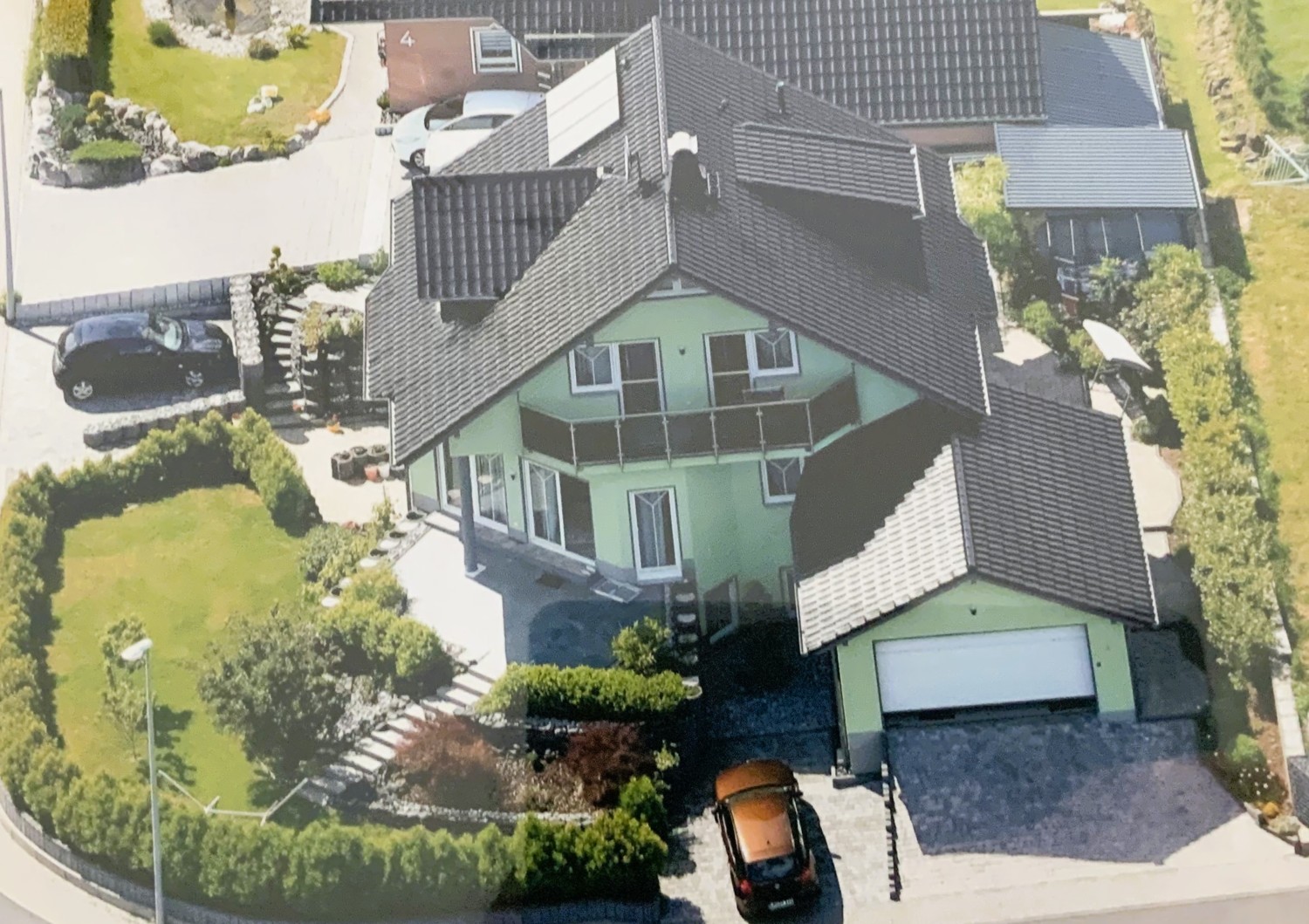 Neuwertiges Einfamilienhaus mit Einliegerwohnung in modernem Wohngebiet.