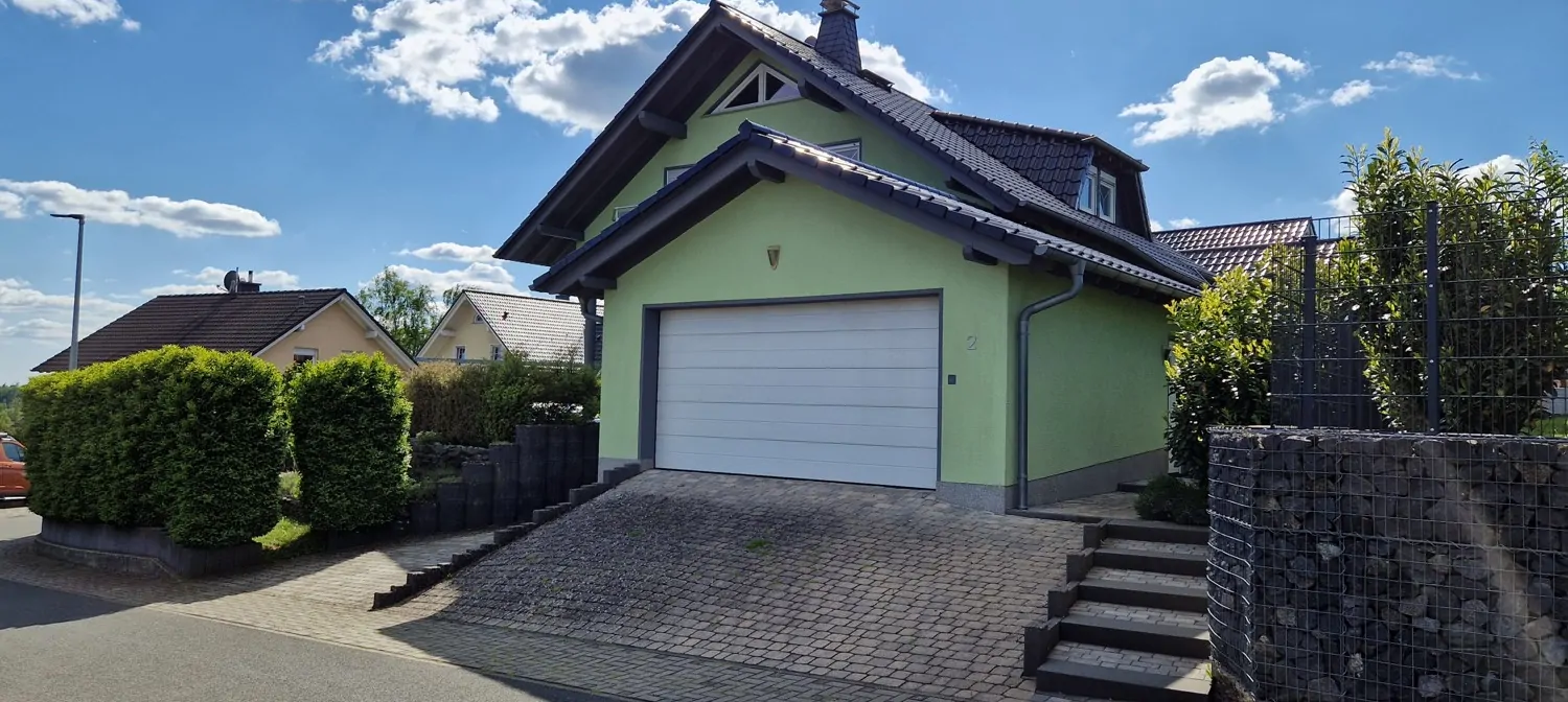 Neuwertiges Einfamilienhaus mit Einliegerwohnung in modernem Wohngebiet.