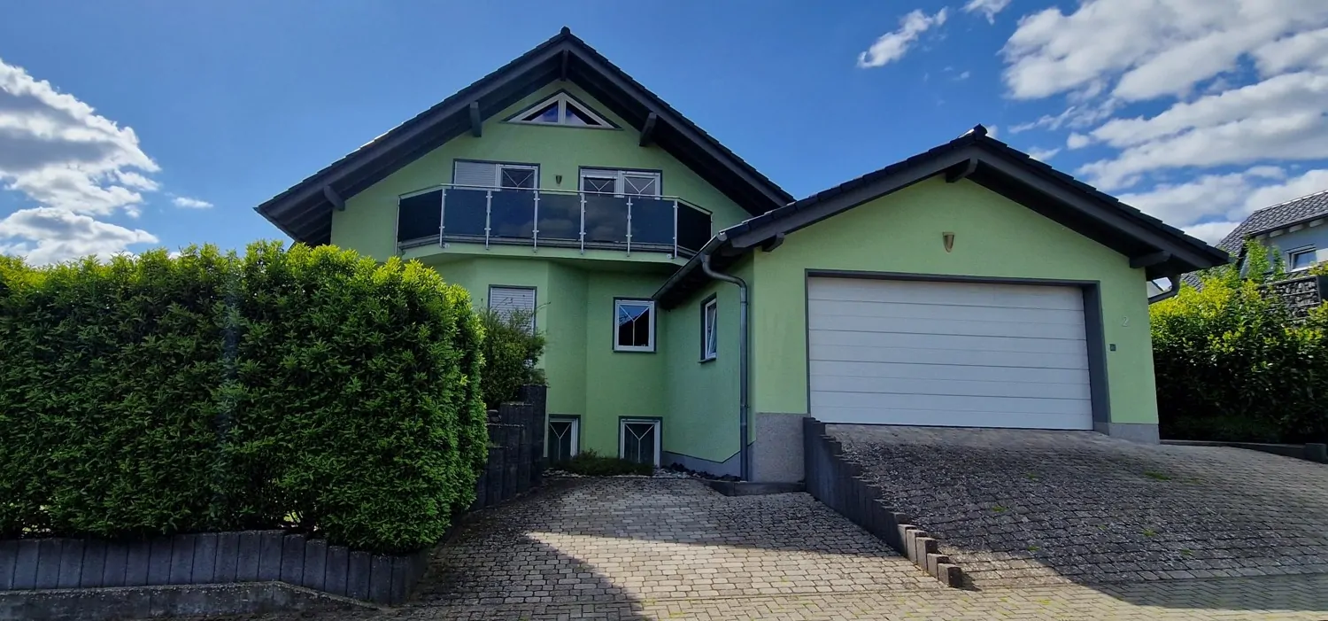 Neuwertiges Einfamilienhaus mit Einliegerwohnung in modernem Wohngebiet.