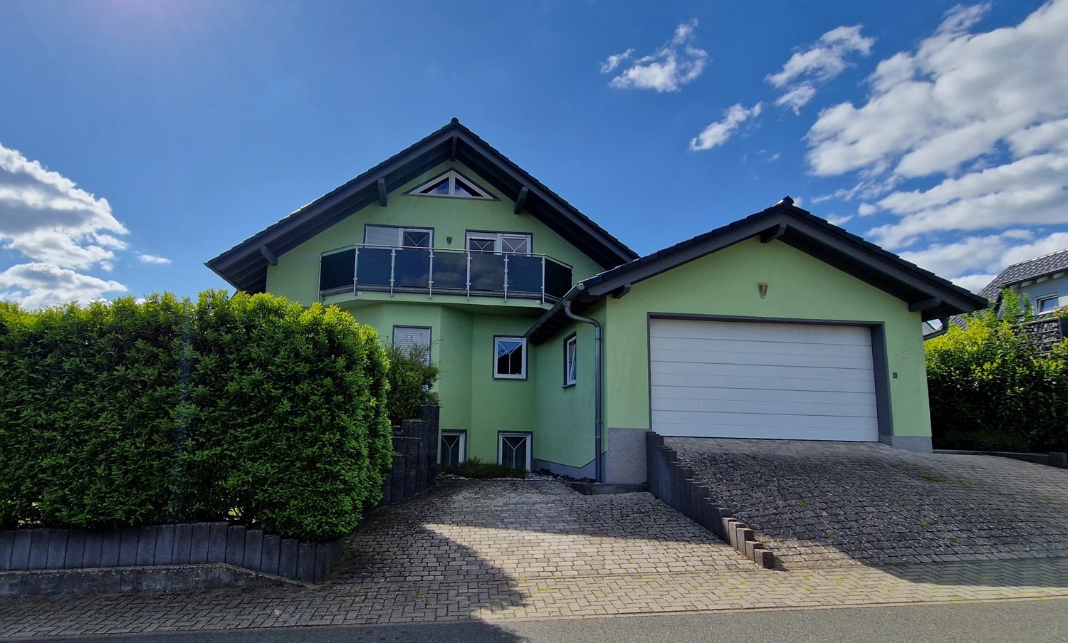 Neuwertiges Einfamilienhaus mit Einliegerwohnung in modernem Wohngebiet.