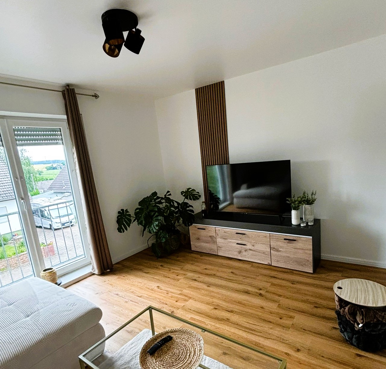 Moderne renovierte Wohnung mit Balkon und neuer Ausstattung in ruhiger Feldrandlage von Altendiez - Nähe Limburg