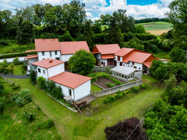 2 Häuser für 2 Familien - Herrlich gepflegtes Landhausensemble in Alleinlage- Bad Camberg / Limburg