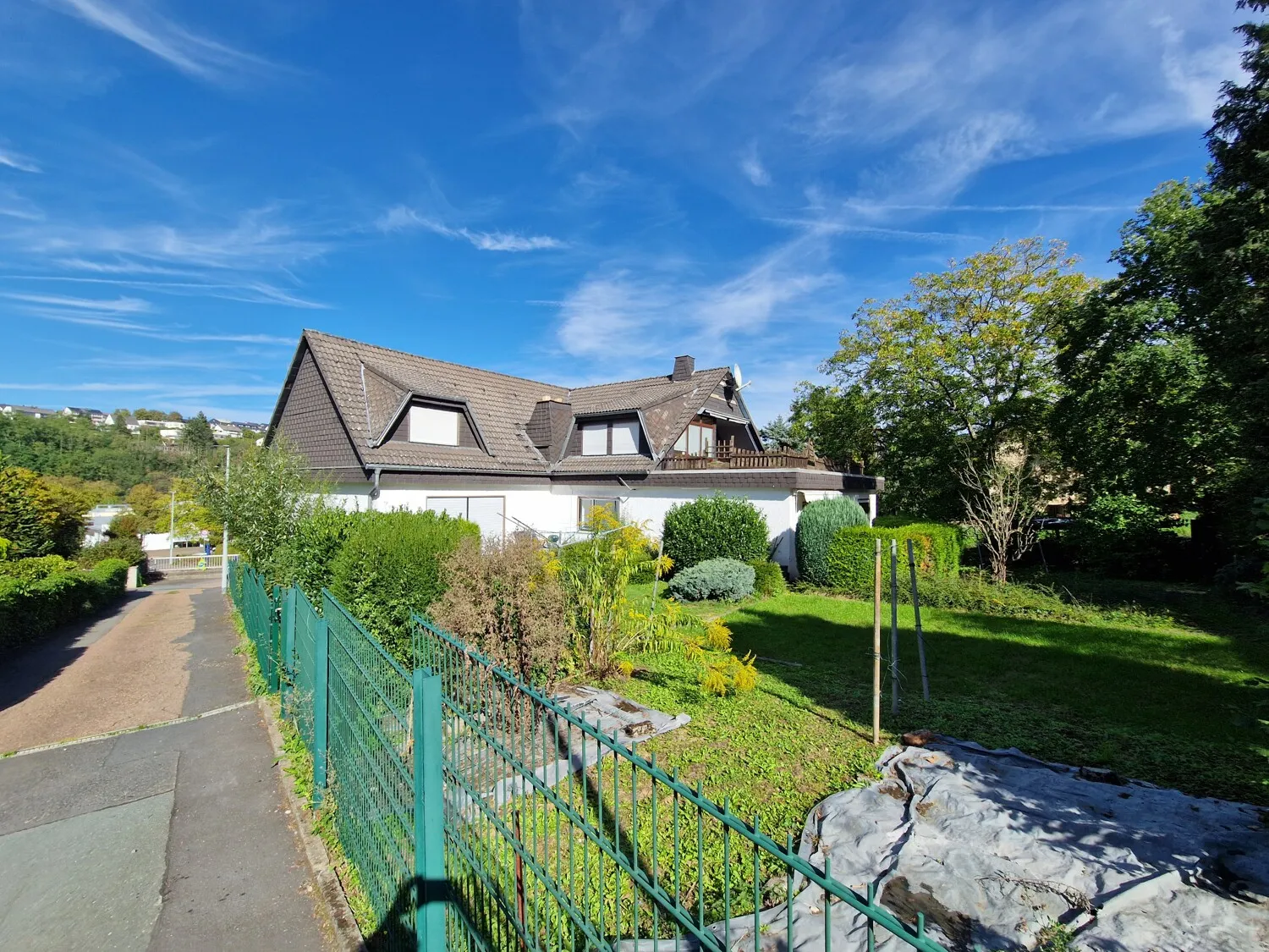 Nähe Limburg- Runkel Zentrum. Solides MFH mit 4 Wohnungen.
